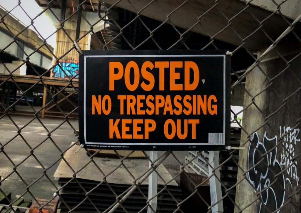 no trespassing/keep out sign
